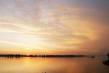 En parlak günbatımı Nehri üzerinde