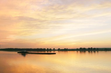 En parlak günbatımı Nehri üzerinde