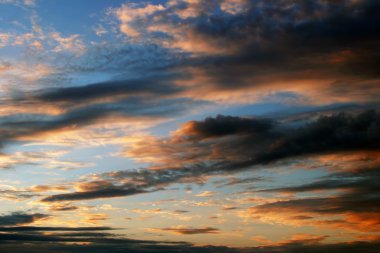 gün batımında bulutlar