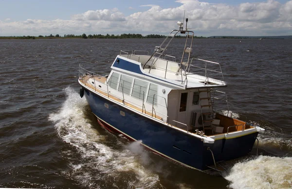 Boot auf dem Fluss — Stockfoto