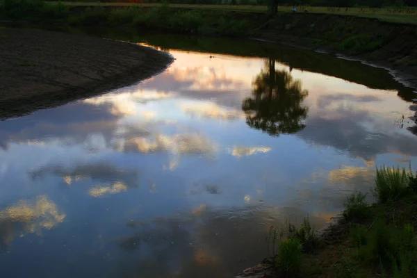 Solnedgång på floden — Stockfoto