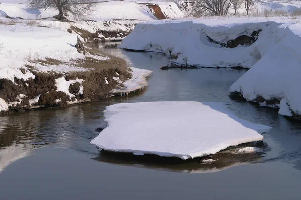 Fluss nach Eisverwehungen — Stockfoto