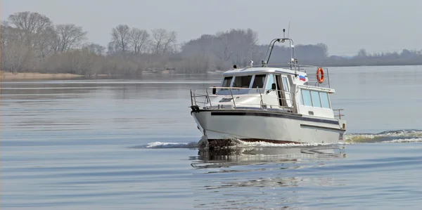 Boot auf dem Wasser — Stockfoto