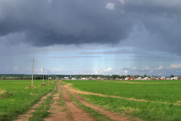 Штормові хмари і дощ над полем — стокове фото