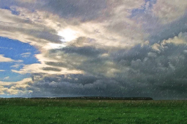 风暴云和雨在田野上 — 图库照片