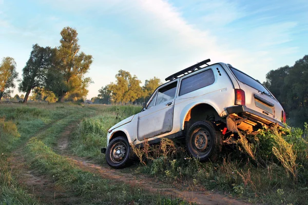 Auto rutschte in Straßengraben — Stockfoto