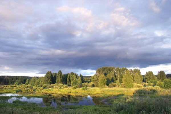 Une promenade le long de la rivière au coucher du soleil — Photo