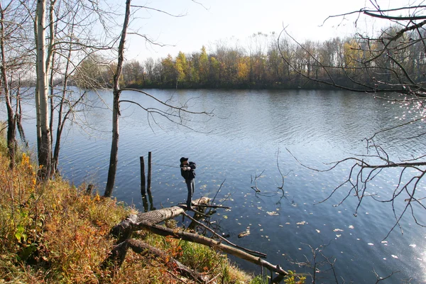 Höst promenad längs floden — Stockfoto