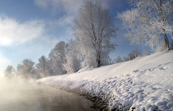 Vinter Landskap Dimmig Morgon Floden Vid Soluppgången — Stockfoto