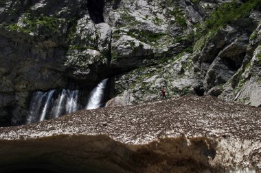 Abhazya 'daki Kafkasya Dağları' nın yaz mevsimi şelalesi Gegsky Gagra sırtı