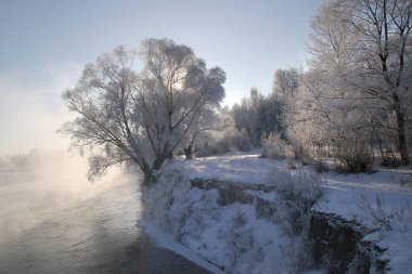 Zai nehrinde kış sabahı manzarası
