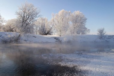 Zai nehrinin soğuk kış manzarası
