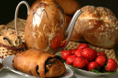 Makro çörekler, çay ve çilek.