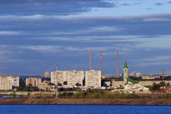 Nehirden gün batımında Naberezhnye Chelny şehrinin yaz manzarası