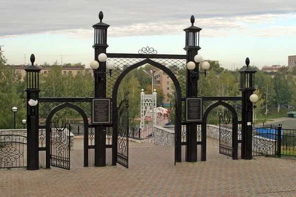 Cityscape Bridge Szerelmeseinek Almetyevsk Nyár — Stock Fotó