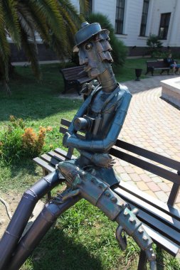 Soçi şehrinin sokaklarına ve parklarına modern heykeller monte edildi.