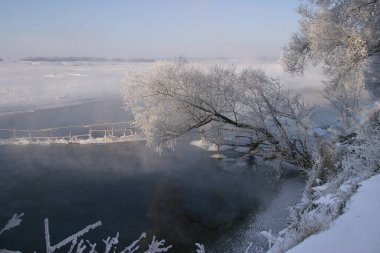 Zai nehrinde kış sabahı manzarası