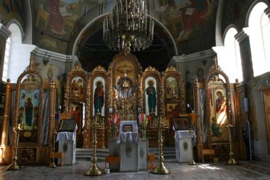 Aziz Cosmas Kilisesi ve Damian şehri Naberezhnye Chelny 'nin duvarları boyanmış.