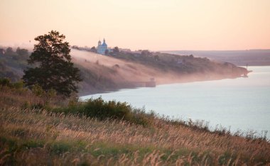 Yaz manzarası güzel manzaralı gün doğumu nehrin üzerinde sabahın erken saatlerinde