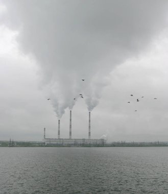 İnsan yapımı hidroelektrik santrali baharın başlarında bulutlu bir günde