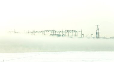 Kış manzarası nehri ve elektrik hatları En soğuk kış gününde