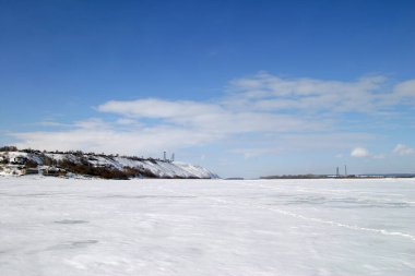 Kış manzarası nehri ve elektrik hatları En soğuk kış gününde