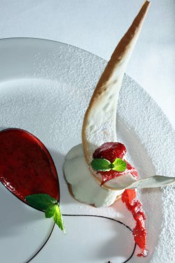 Çikolata ve reçelle süslenmiş beyaz bir tabakta nefis bir tatil tatlısı.