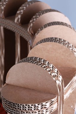 Mukavvanın birkaç katman halinde katlanmış kısımdaki makro dokusu