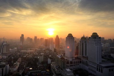 BANGKOK, THAILAND - 15 Aralık 2015: Bangkok üzerinde güzel sisli gün batımı, 15 Aralık 2015 'te Bangkok, Tayland' da gökdelenden manzara.