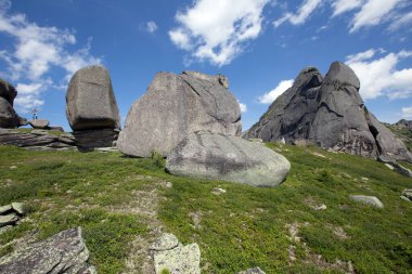 Güneşli bir yaz gününde Ergaki Batı Sayan dağındaki manzaralı Kaplumbağa Dağı