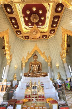 BANGKOK, THAILAND - 15 Aralık 2014: Wat Traimit, BANGKOK, THAILAND Ayutthaya döneminde som altından yapılmış üç metre uzunluğunda ve 5,5 ton ağırlığındaki Buda görüntüsüyle ünlü.