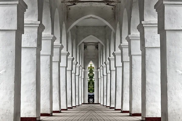 古建筑白色柱子的孤立的特写镜头 — 图库照片