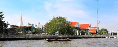 BANGKOK, THAILAND - 15 Aralık 2014: Chao Phraya Nehri üzerinde tekne gezisi 15 Aralık 2014, Bangkok, Tayland