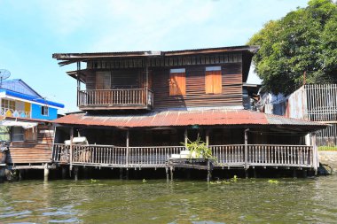 BANGKOK, THAILAND - 15 Aralık 2014: Chao Phraya Nehri üzerinde tekne gezisi 15 Aralık 2014, Bangkok, Tayland