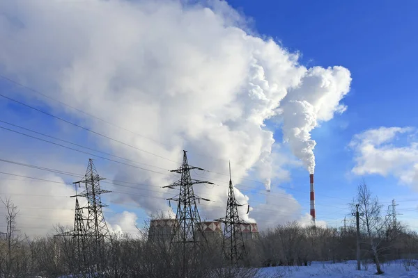 Fumo Paesaggio Industriale Dai Camini Grandi Impianti Linee Elettriche Contro — Foto Stock