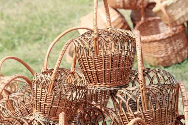 Yakın çekim hasır sepetleri ve doğal malzemelerden yapılan diğer eşyalar.