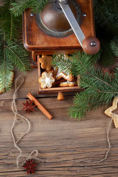 Detail Krásné Slavnostní Vánoční Zátiší Větví Smrku Sušenek Koření Dřevěném — Stock fotografie