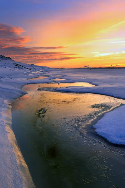 Vinterlandskap Solnedgång Isen Floden Och Staden Vid Horisonten — Stockfoto