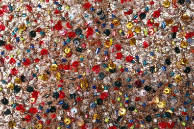 Bir yığın renkli boncuk stüdyosunun yakın çekimi.