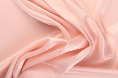 Pembe şifonun makro dokusu stüdyoyu katlıyor.