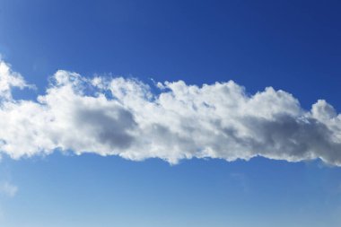 Güneşli bir günde mavi gökyüzüne karşı beyaz duman yakın çekim