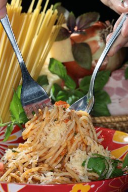 Stüdyoda sebzeli ve peynirli makarna iştah açıcı spagetti. 