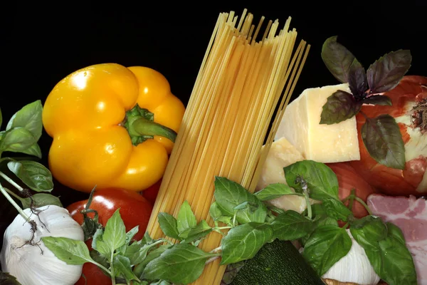Макро Аппетитный Набор Продуктов Спагетти Темном Фоне Студии — стоковое фото