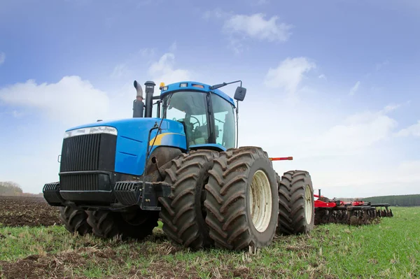 Trabajos Agrícolas Arando Tierras Poderoso Tractor — Foto de Stock