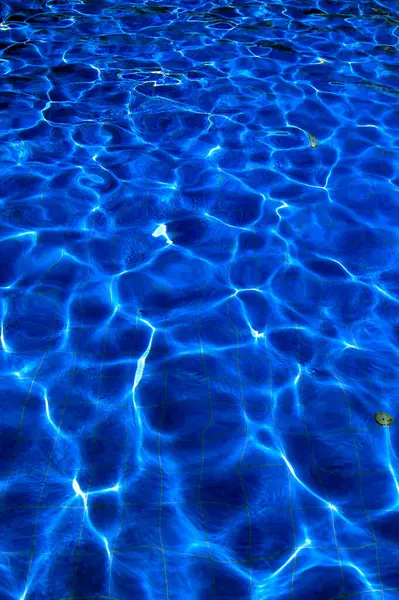 Aislamiento Piscina Exterior Agua Azul Con Reflejos Luz Solar —  Fotos de Stock