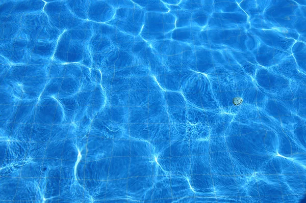 Aislamiento Agua Turquesa Piscina Aire Libre Con Reflejos Luz Solar — Foto de Stock