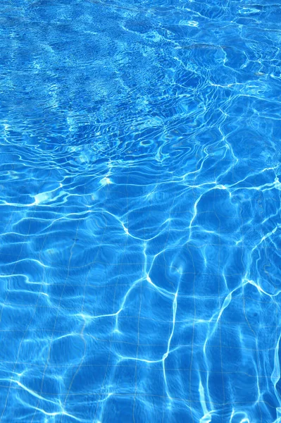 Isolamento Piscina Exterior Água Azul Com Reflexos Luz Solar — Fotografia de Stock
