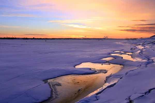 Paesaggio Invernale Tramonto Sul Ghiaccio Del Fiume Città All Orizzonte — Foto Stock