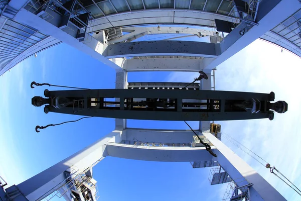 Endüstriyel Bölge Yakın Çekim Vinci Mavi Gökyüzü Arka Planında Izole — Stok fotoğraf