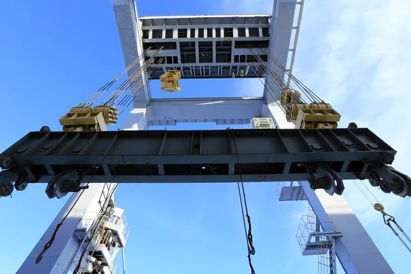 Industrieel Landschap Close Portaalkraan Geïsoleerd Een Blauwe Lucht Achtergrond — Stockfoto